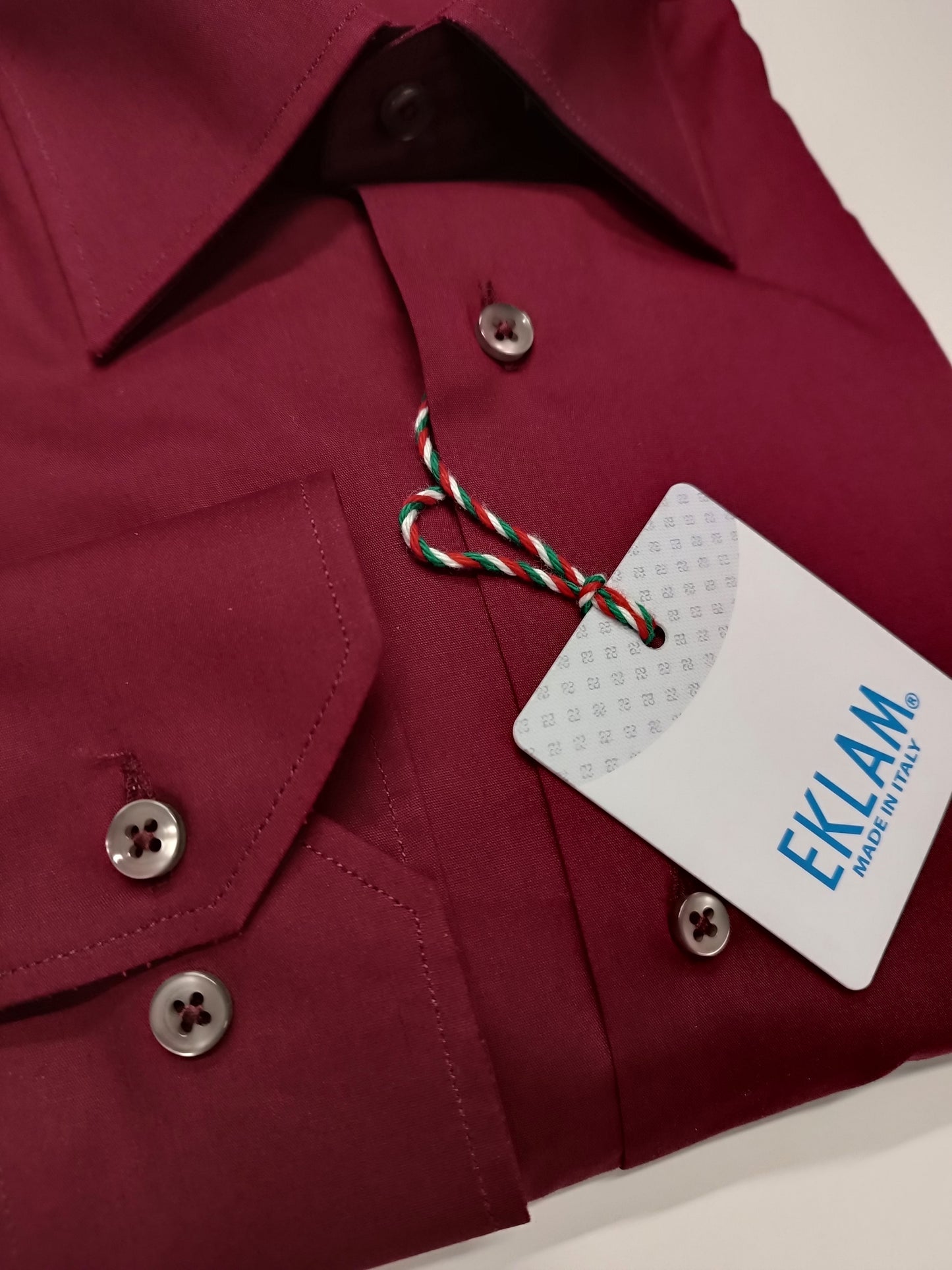 Men's shirt with spread collar in burgundy color