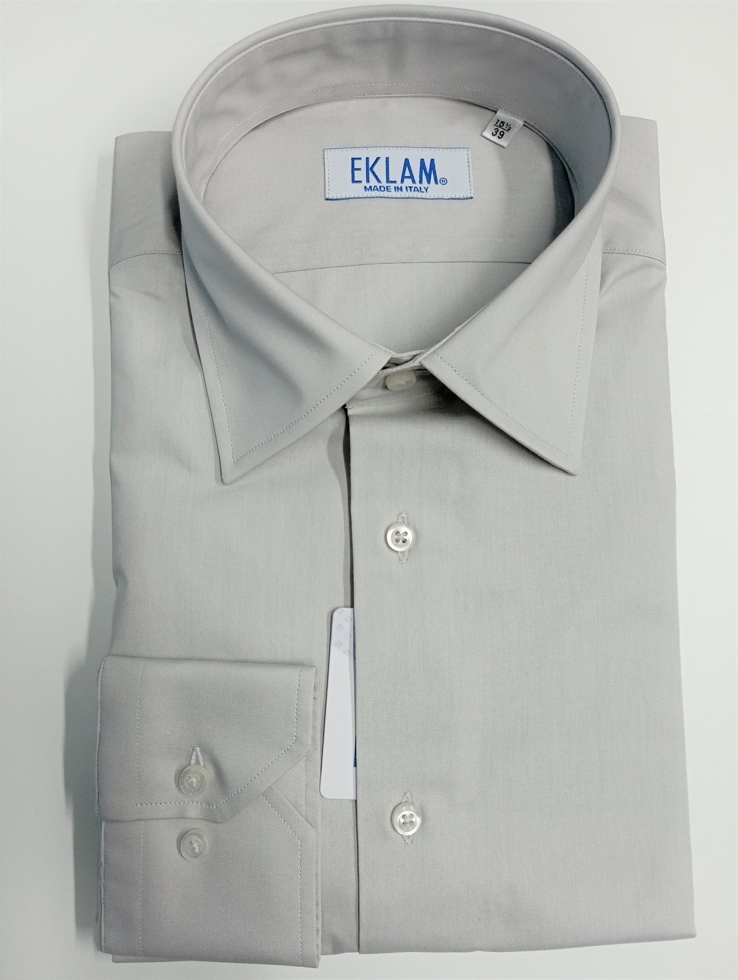 Men's shirt with spread collar