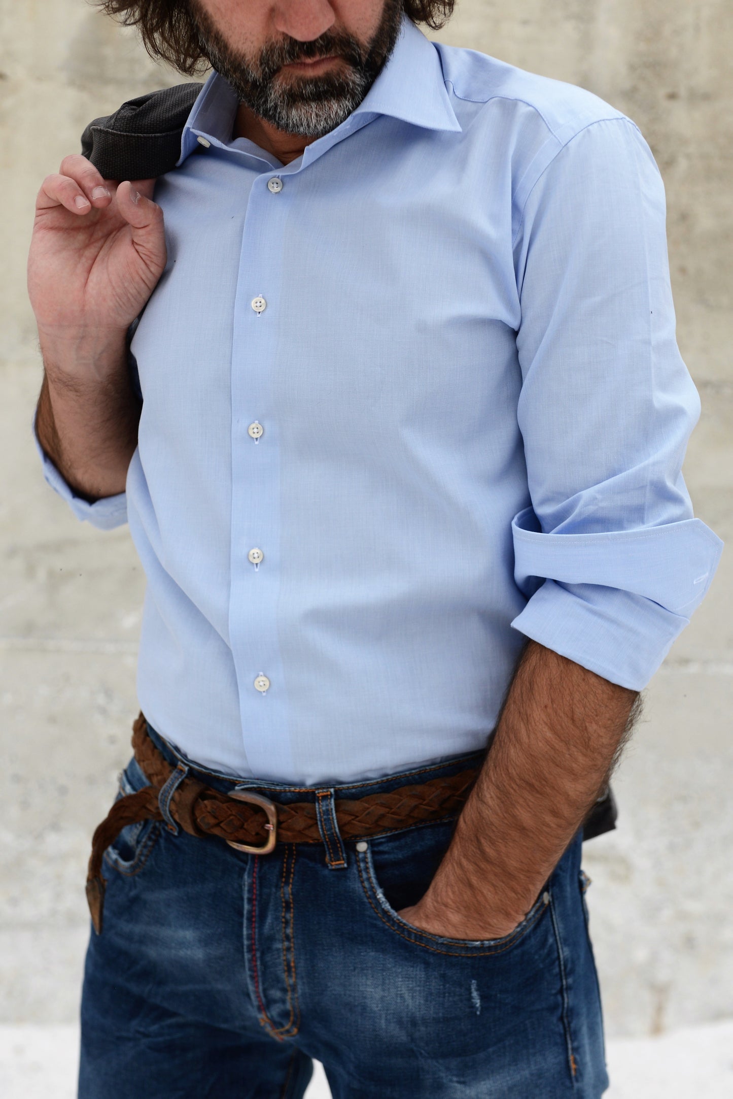 Men's shirt with light blue spread collar