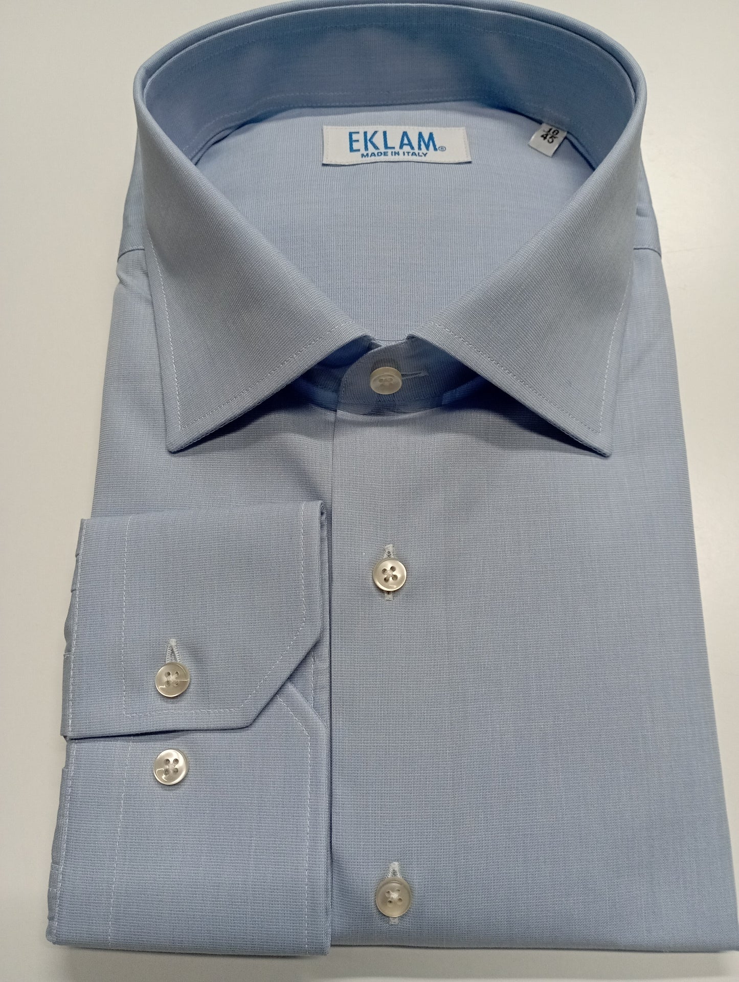Men's shirt with spread collar
