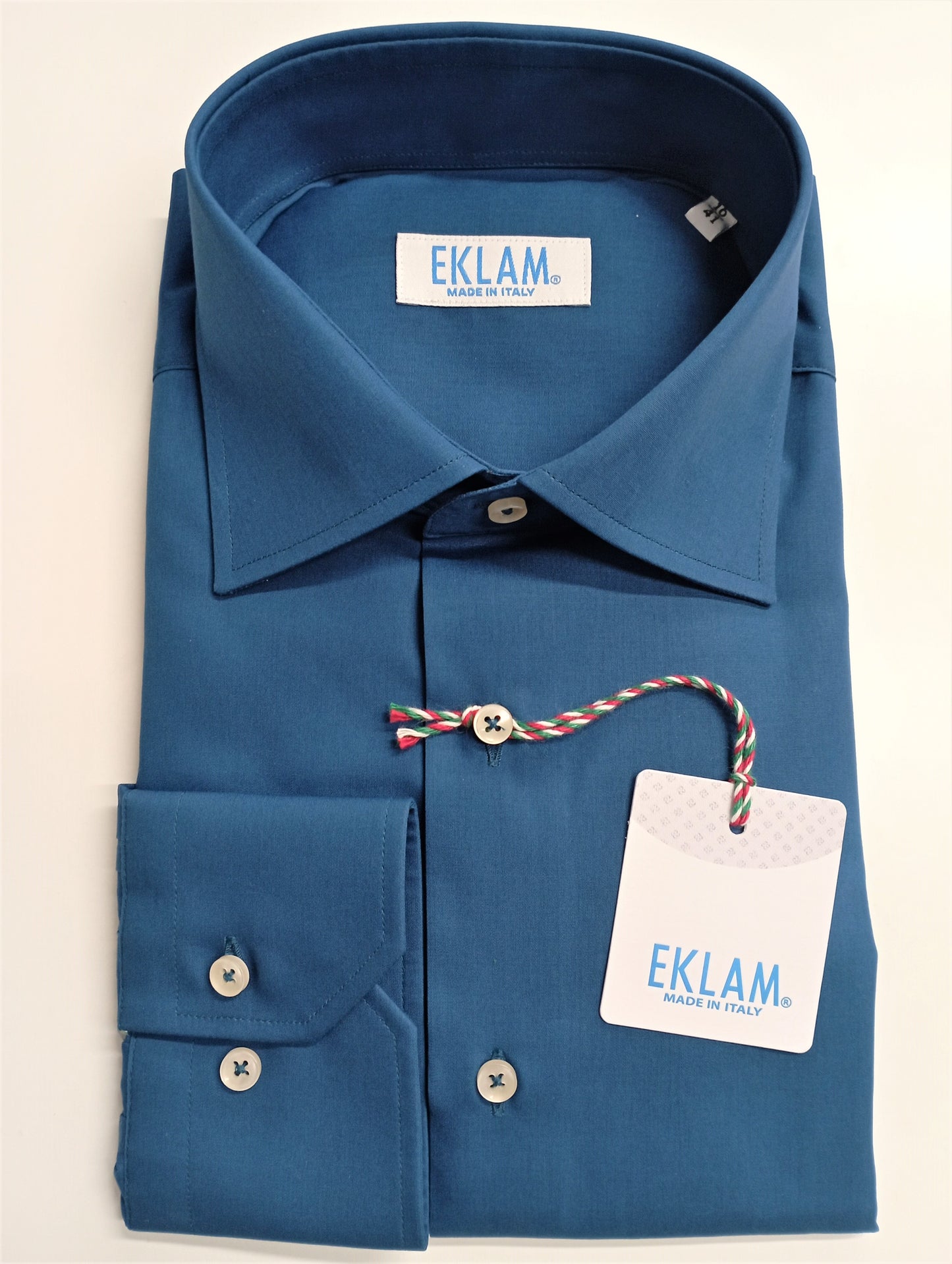 Solid color men's shirt with spread collar